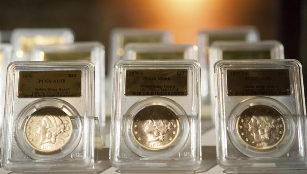 Varias de de las más de 1.400 monedas de oro que una pareja de California encontró enterradas