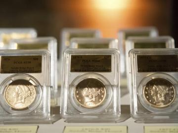 Varias de de las más de 1.400 monedas de oro que una pareja de California encontró enterradas