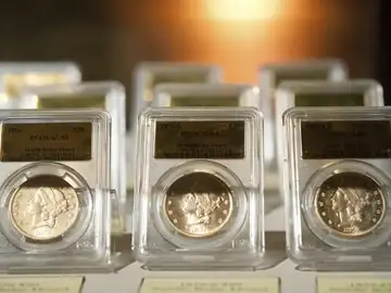 Varias de de las más de 1.400 monedas de oro que una pareja de California encontró enterradas Varias de de las más de 1.400 monedas de oro que una pareja de California encontró enterradas