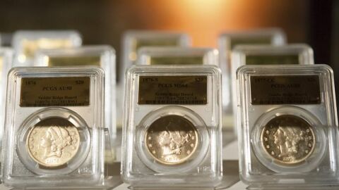 Varias de de las m&aacute;s de 1.400 monedas de oro que una pareja de California encontr&oacute; enterradas