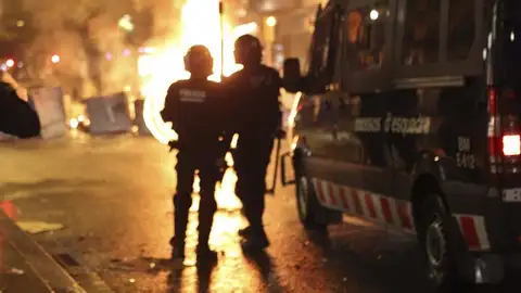 La policía controla la calle durante los incidentes La policía controla la calle durante los incidentes