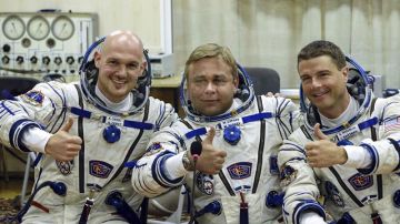Los miembros de la tripulación de la expedición 40 de la Estación Espacial Internacional