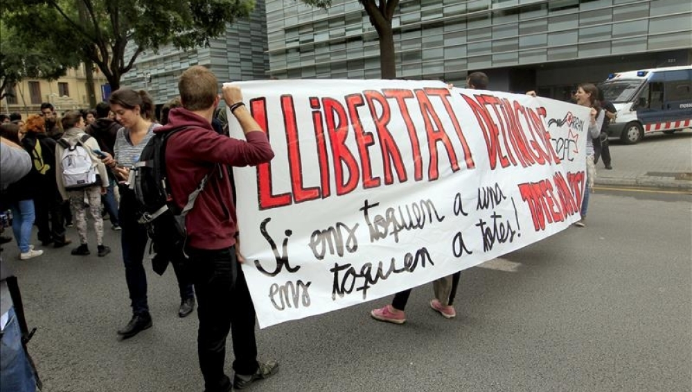 Jóvenes piden la libertad de los detenidos en los disturbios de 'Can Vies'.