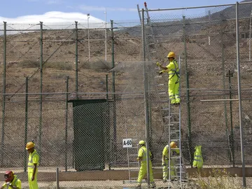 Un grupo de operarios repara el tramo de valla por donde han saltado más de 500 inmigrantes Un grupo de operarios repara el tramo de valla por donde han saltado más de 500 inmigrantes