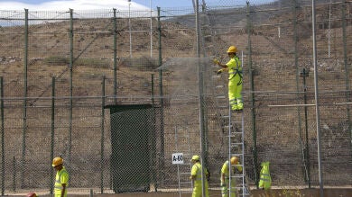Interior confía en que la valla antitrepa evite nuevos saltos masivos en Melilla