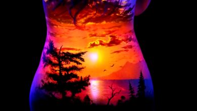 Un artista crea paisajes con 'body painting' que se ven en la oscuridad