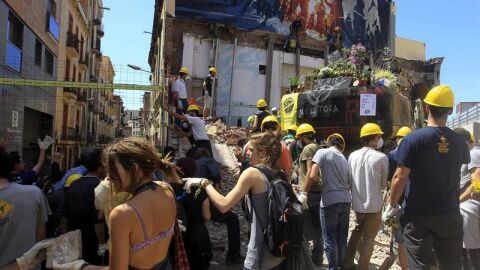 Una 'cadena humana' reconstruye Can Vies