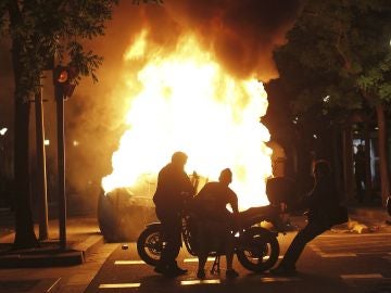 Contenedores ardiendo tras la manifestación llevada a cabo en Barcelona Contenedores ardiendo tras la manifestación llevada a cabo en Barcelona