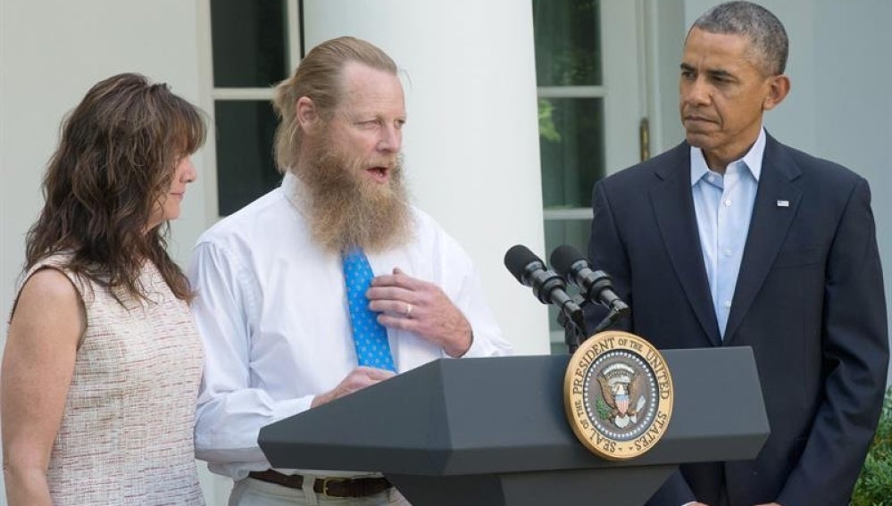 El presidente de Estados Unidos, Barack Obama, habla ante la prensa mientras es observado por los padres del sargento Bowe Bergdahl