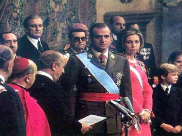 Juan Carlos de Borbón, es proclamado Rey.