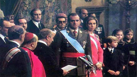 Juan Carlos de Borb&oacute;n, es proclamado Rey.