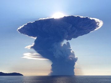 Gigantesca nube de cenizas impide vuelos tras erupción de volcán en Indonesia