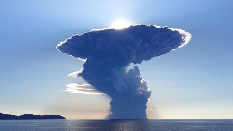 Gigantesca nube de cenizas impide vuelos tras erupci&oacute;n de volc&aacute;n en Indonesia