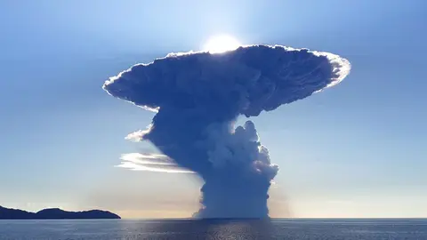 Gigantesca nube de cenizas impide vuelos tras erupción de volcán en Indonesia Gigantesca nube de cenizas impide vuelos tras erupción de volcán en Indonesia