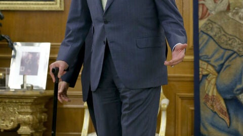 Don Juan Carlos bromea con los periodistas en Zarzuela