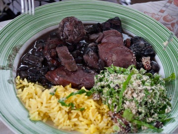 La feijoada es el plato nacional brasileño.