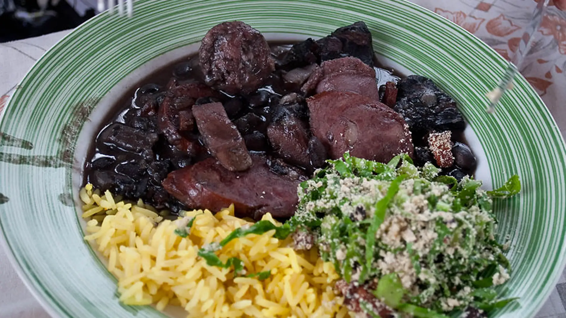 La feijoada es el plato nacional brasileño.