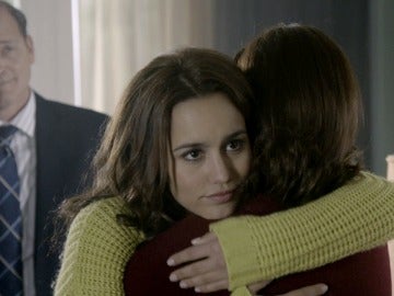 María abraza a su madre