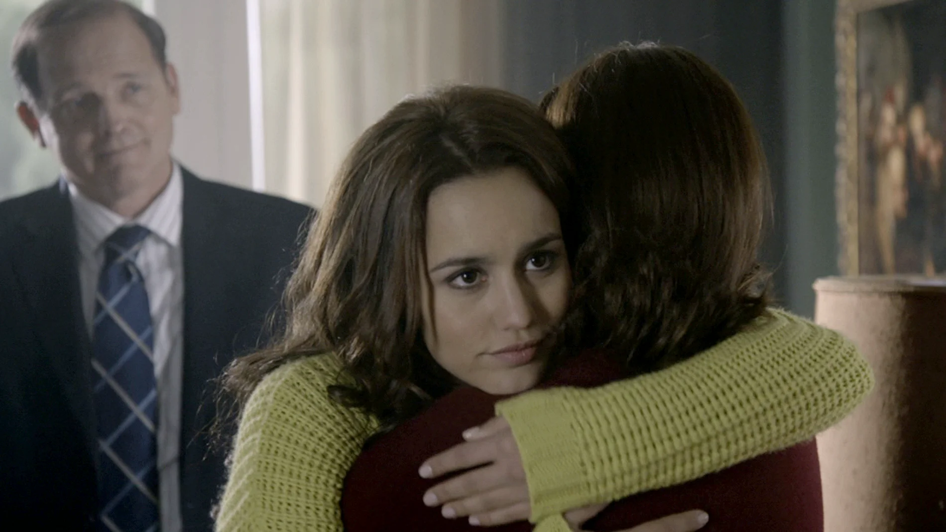 María abraza a su madre