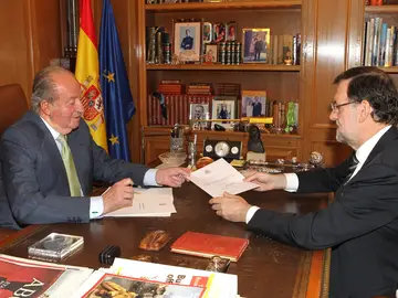 El Rey entrega el documento de su abdicación a Rajoy El Rey entrega el documento de su abdicación a Rajoy
