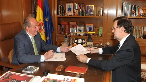 El Rey entrega el documento de su abdicación a Rajoy El Rey entrega el documento de su abdicación a Rajoy