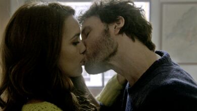Juan le roba un beso a María