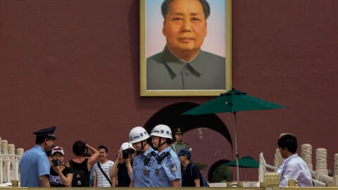 Polic&iacute;a en la plaza de Tiananmen