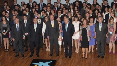El rey en la entrega de becas La Caixa 2014