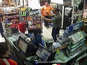 Un hombre atraca una gasolinera con una llave de bujía en Sevilla