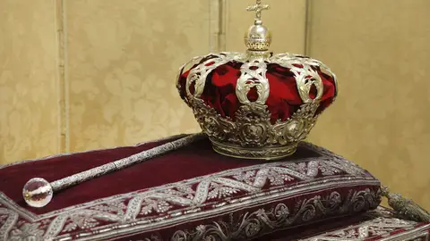 La corona y el cetro real La corona y el cetro real