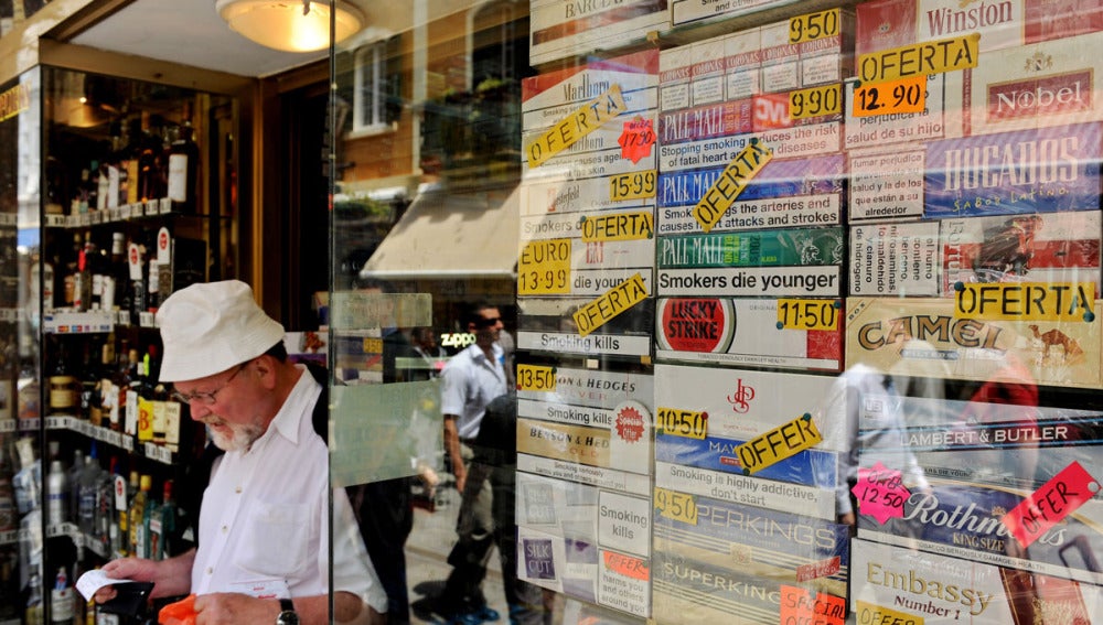 Un turista compra tabaco en una tienda de Gibraltar