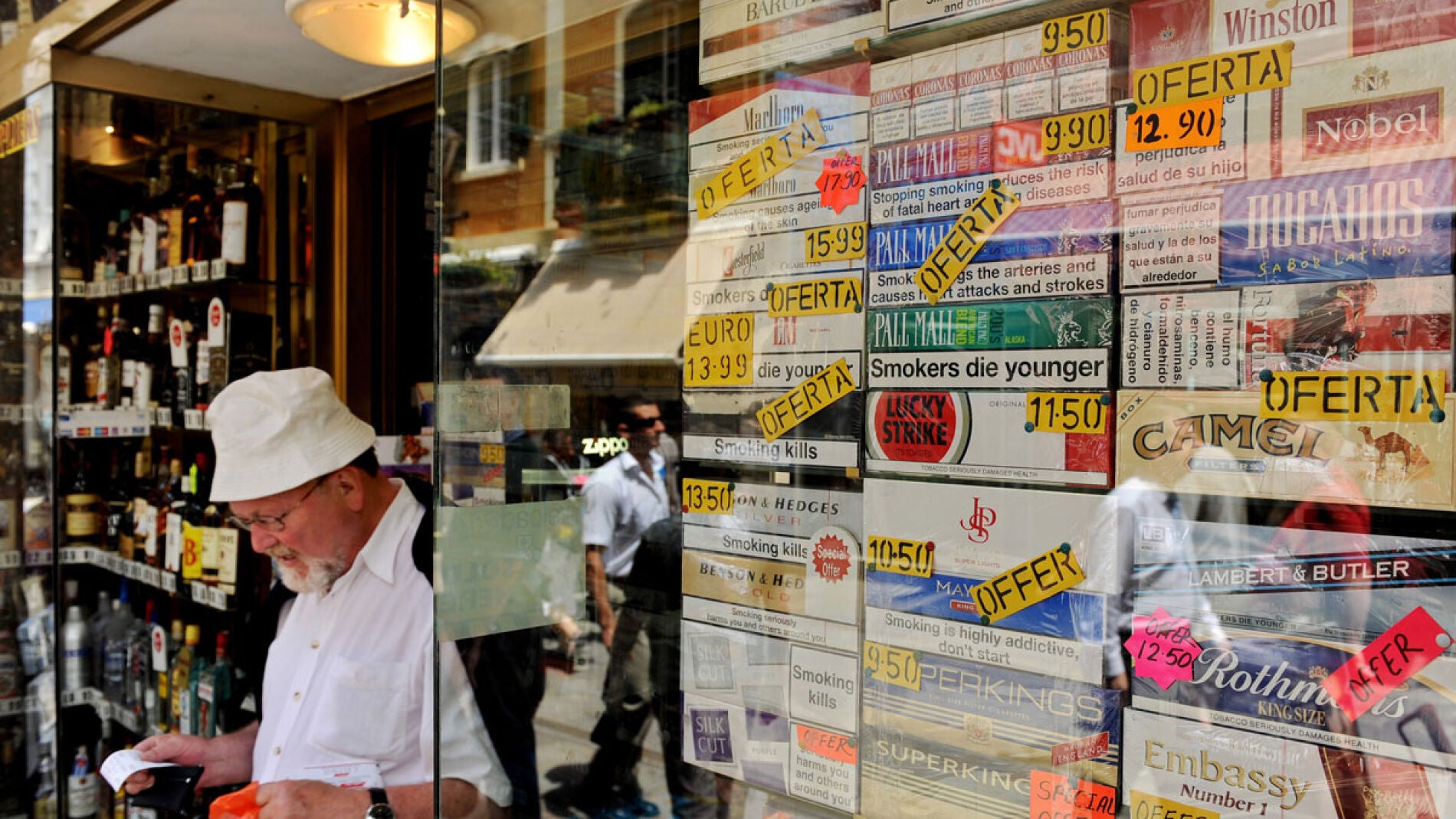 Un turista compra tabaco en una tienda de Gibraltar