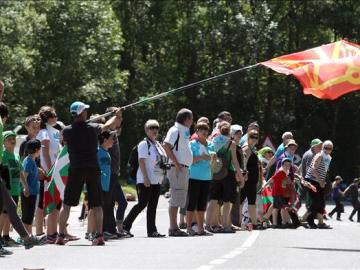 Una cadena humana une Pamplona y Durango