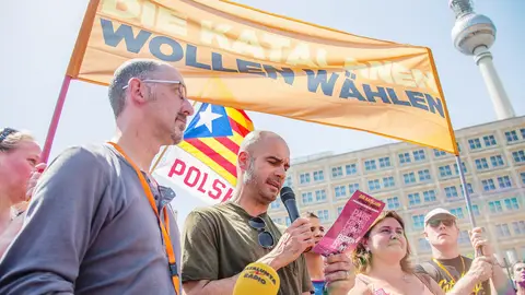 Guardiola lee un manifiesto por la independencia catalana en una concentración anterior Guardiola lee un manifiesto por la independencia catalana en una concentración anterior