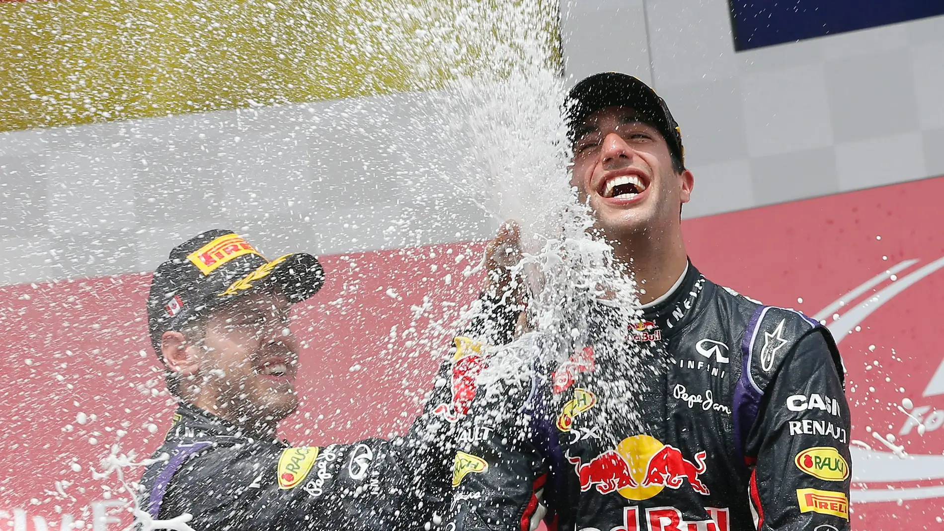 Ricciardo se baña en champán