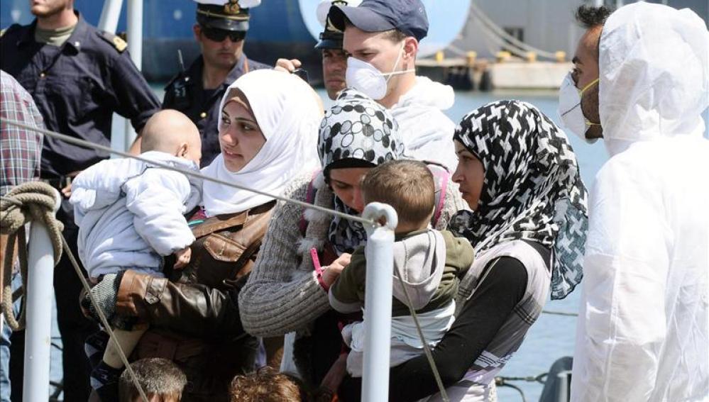 Mujeres inmigrantes y sus bebés llegan a Lampedusa