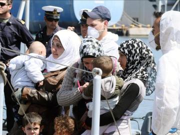 Mujeres inmigrantes y sus bebés llegan a Lampedusa