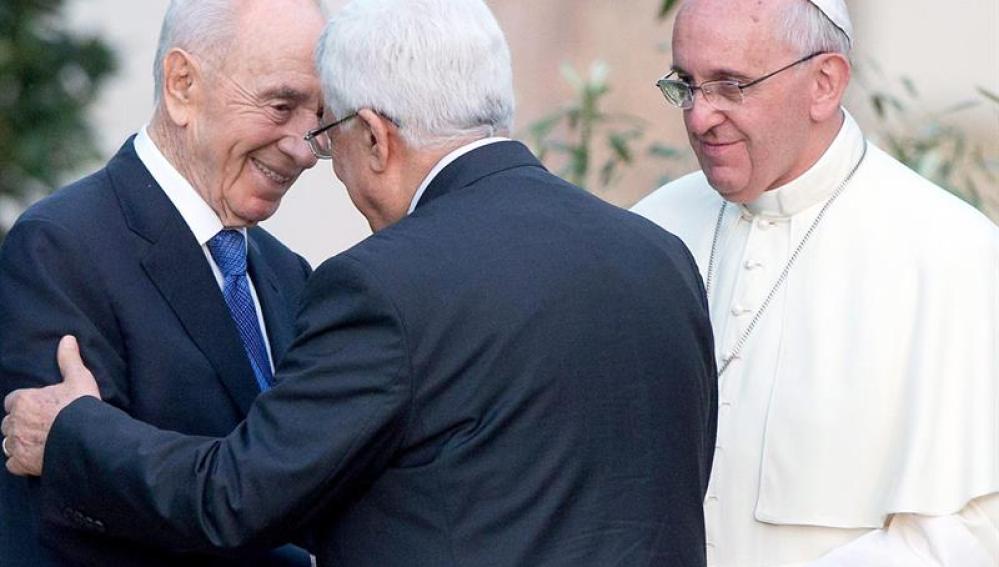 El Papa, junto a Mahmud Abbas y Simon Peres