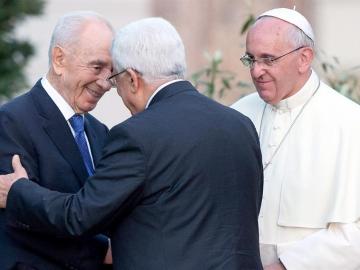 El Papa, junto a Mahmud Abbas y Simon Peres