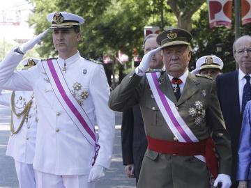 El rey Juan Carlos y el príncipe de Asturias, al inicio del acto central de la celebración del Día de las Fuerzas Armadas