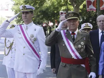 El rey Juan Carlos y el príncipe de Asturias, al inicio del acto central de la celebración del Día de las Fuerzas Armadas El rey Juan Carlos y el príncipe de Asturias, al inicio del acto central de la celebración del Día de las Fuerzas Armadas