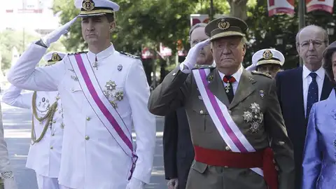 El rey Juan Carlos y el príncipe de Asturias, al inicio del acto central de la celebración del Día de las Fuerzas Armadas El rey Juan Carlos y el príncipe de Asturias, al inicio del acto central de la celebración del Día de las Fuerzas Armadas