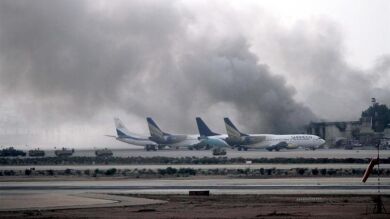 Un asalto al aeropuerto de Pakistán deja más de 23 muertos