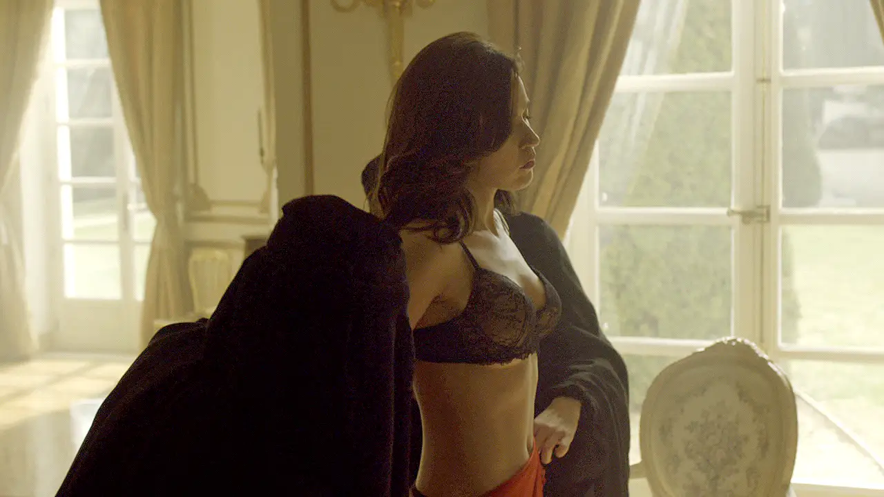 Amparo se prostituye para pagar el alquiler