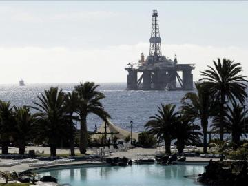 La plataforma GSF Arctic, en dirección al puerto de Santa Cruz de Tenerife