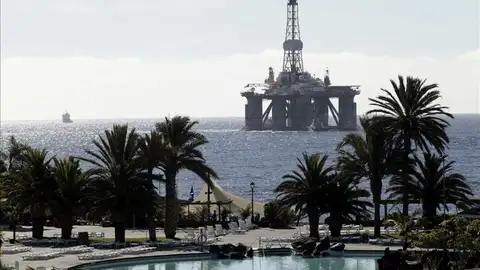 La plataforma GSF Arctic, en dirección al puerto de Santa Cruz de Tenerife La plataforma GSF Arctic, en dirección al puerto de Santa Cruz de Tenerife