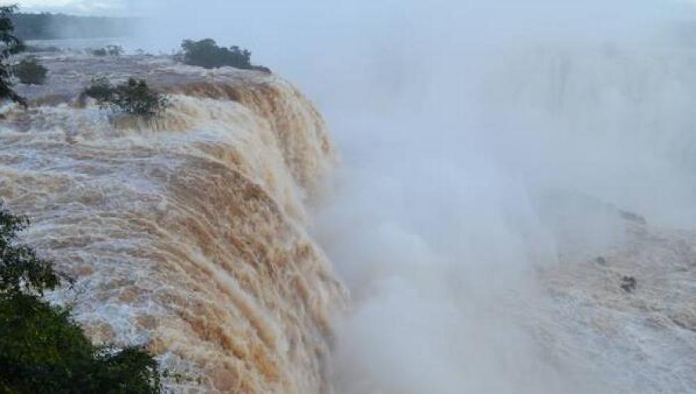 Las cataratas de Iguazú, cerradas al turismo por las fuertes inundaciones