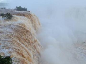 Las cataratas de Iguazú, cerradas al turismo por las fuertes inundaciones