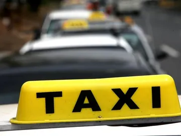 Imagen de una fila de taxis. Imagen de una fila de taxis.