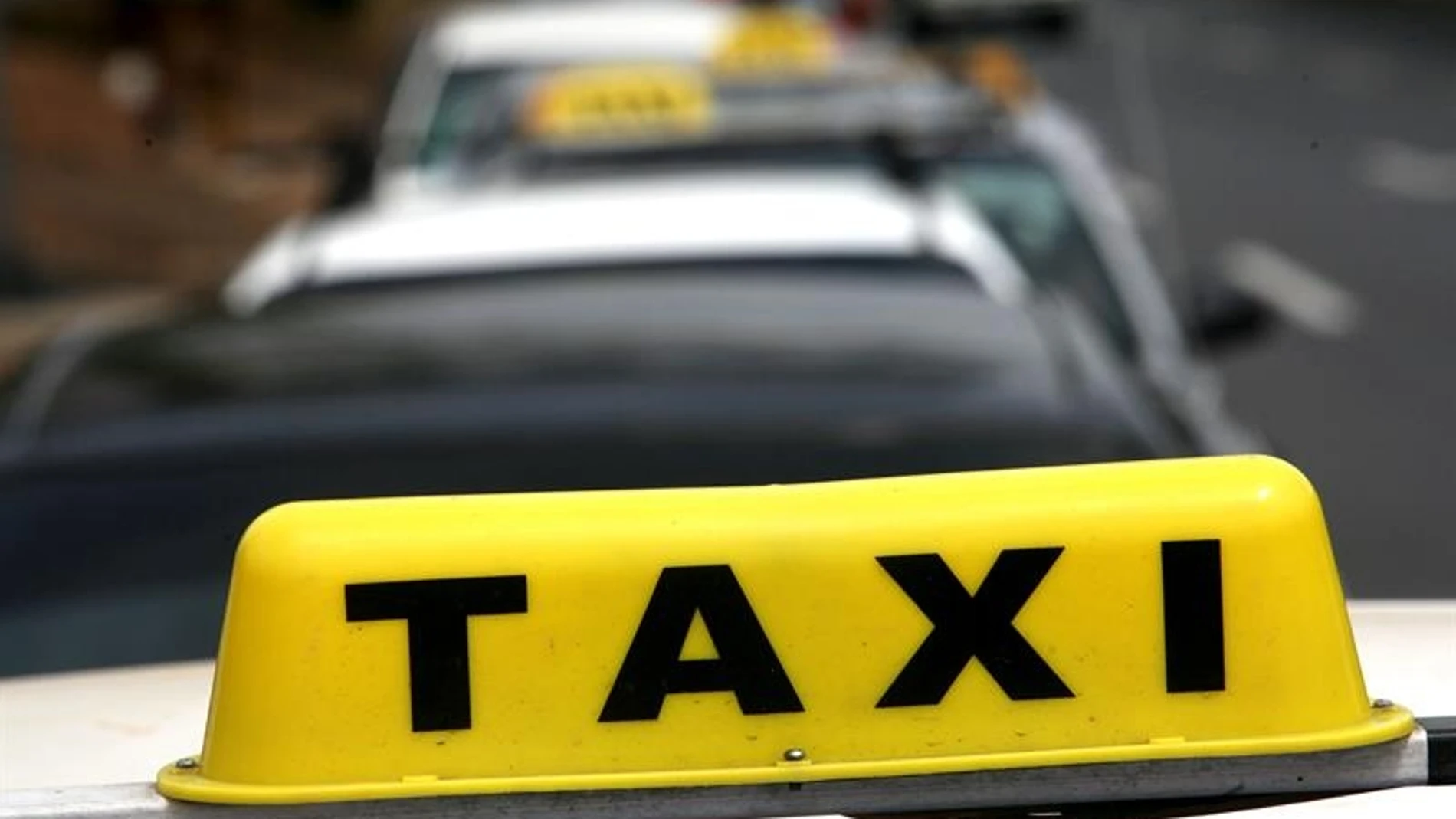 Imagen de una fila de taxis. Imagen de una fila de taxis.